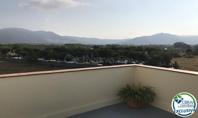 Apartamento reformado con amplia terraza y aparcamiento privado en Santa Margarita Roses - foto 4