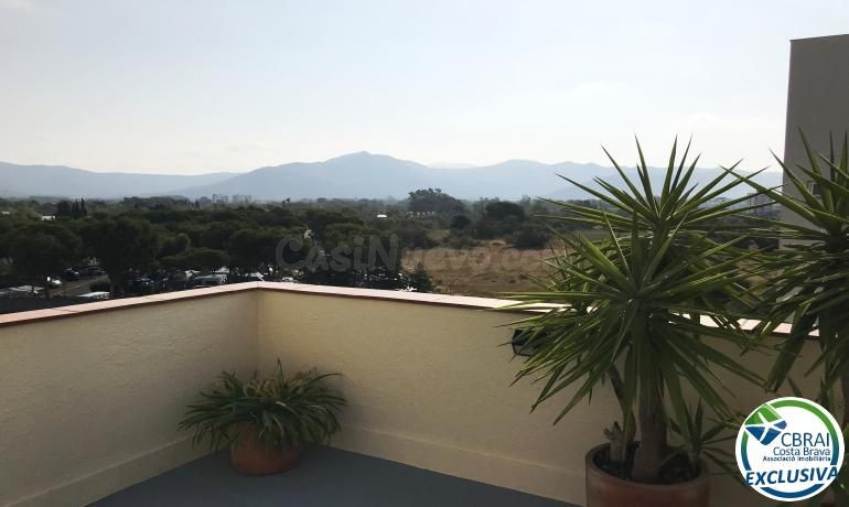 Apartamento reformado con amplia terraza y aparcamiento privado en Santa Margarita Roses - foto 5