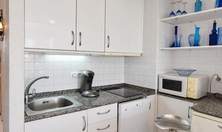 Bonito apartamento en Roses con piscinas comunitarias y vistas abiertas