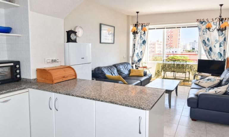 Bonito apartamento en Roses con piscinas comunitarias y vistas abiertas - foto 3