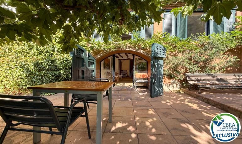 Casa en venta en Espolla - foto 2