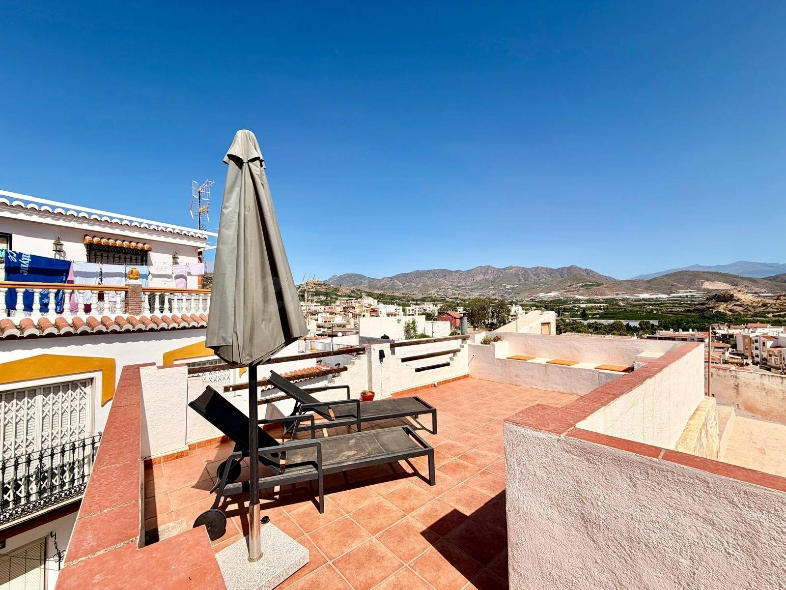 Una terraza sobre los tejados de Salobreña