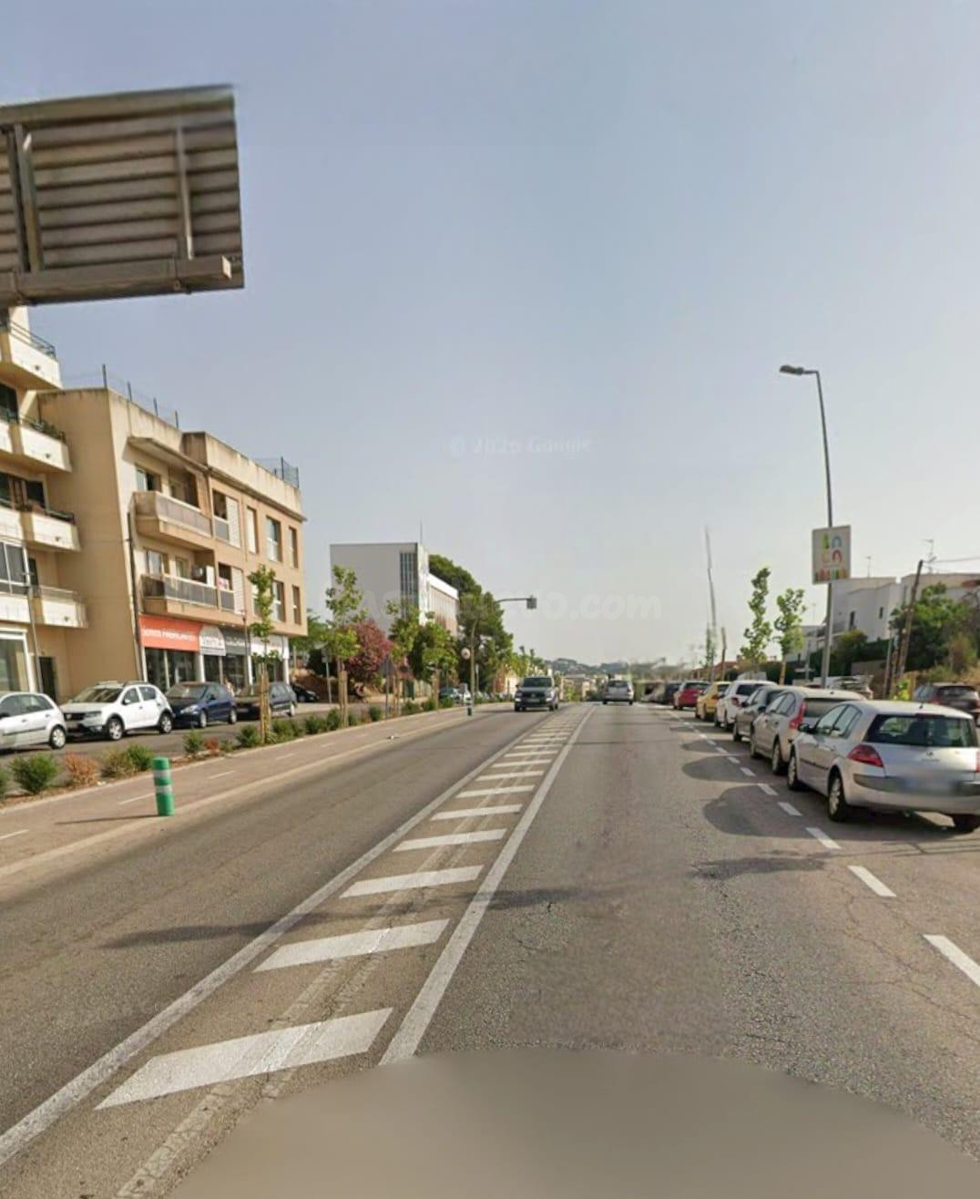 SE VENDE LOCAL COMERCIAL CON POSIBILIDAD DE HACER CAMBIO DE USO A VIVIENDA