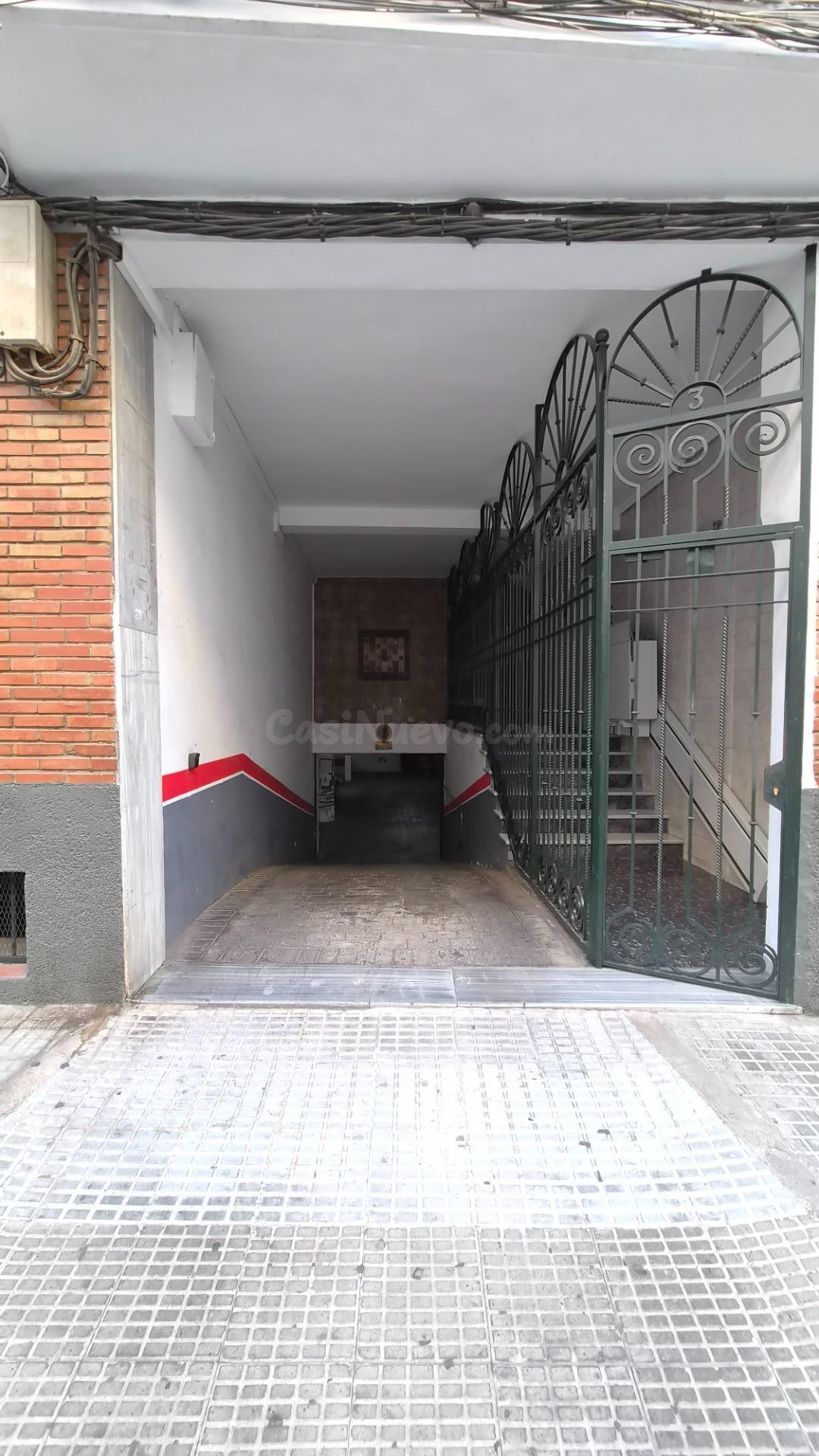 Venta de aparcamiento privado con excelente acceso en pleno barrio de Levante
