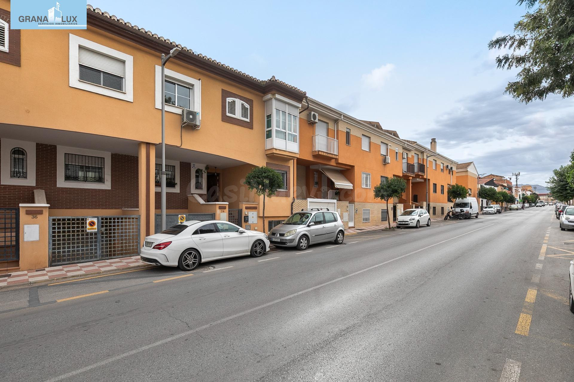 ¡Tu nuevo hogar te espera en Churriana de la Vega! Casa adosada con patio, garaje y futura parada de metro a pocos pasos.