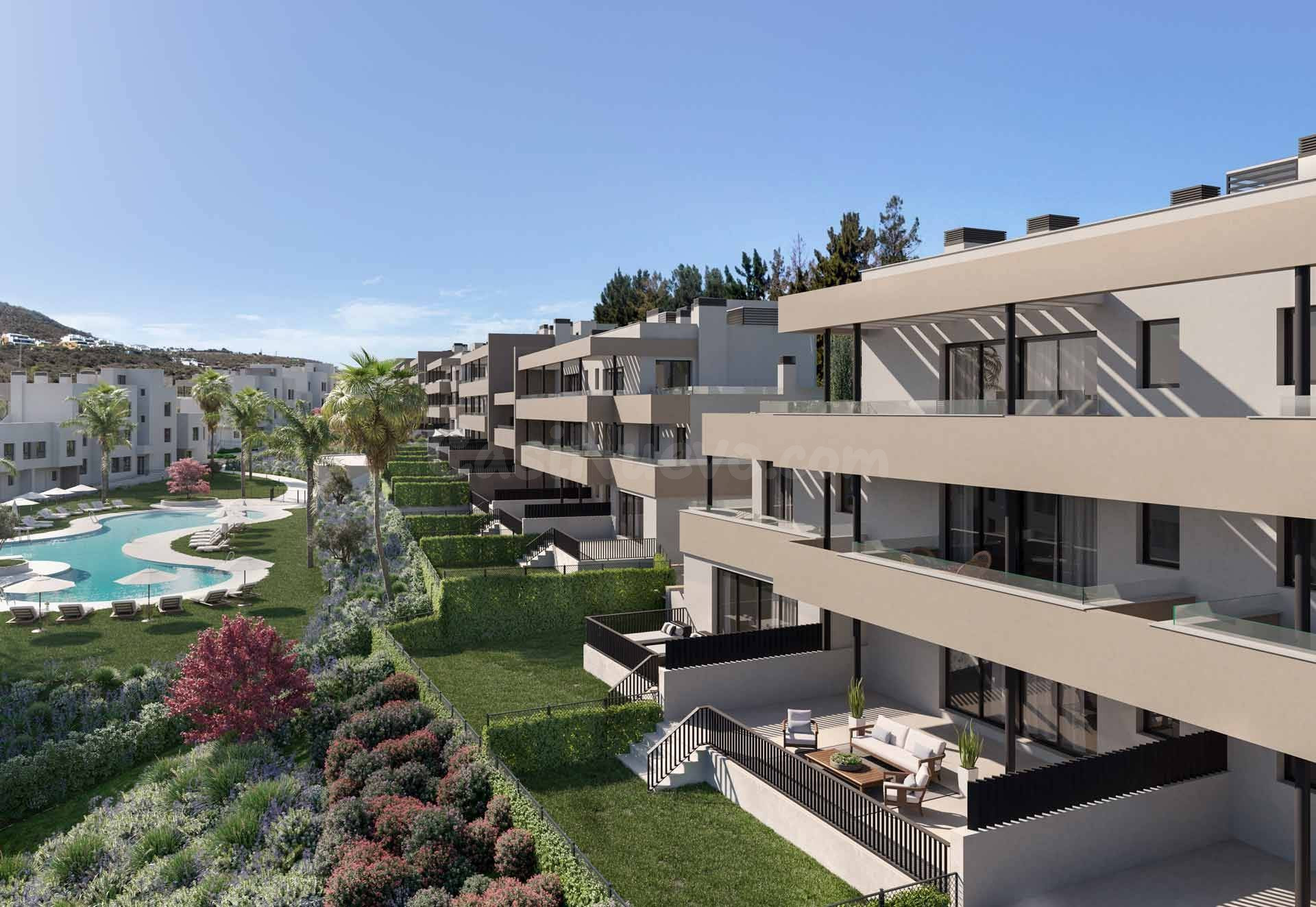 Exclusivo dúplex en planta baja con terraza, sótano y garaje en Casares Golf, Casares. Málaga