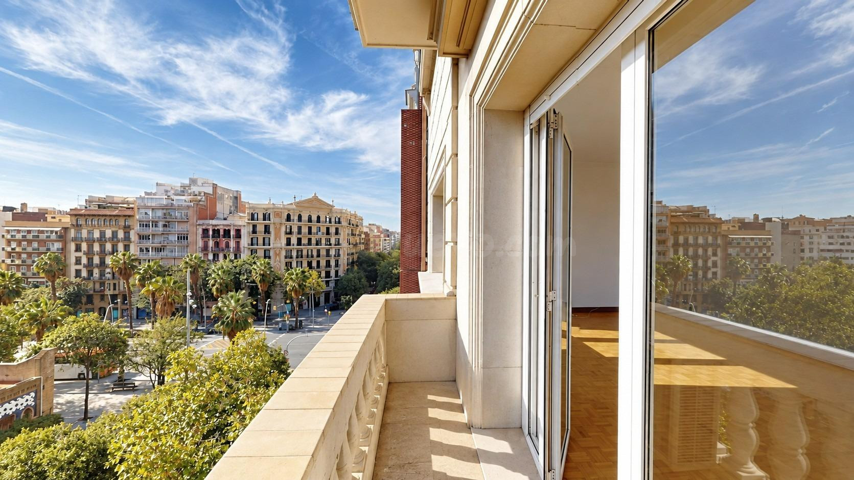 Vivienda en quinta planta con vistas panorámicas, luminosa, con 5 amplias habitaciones.