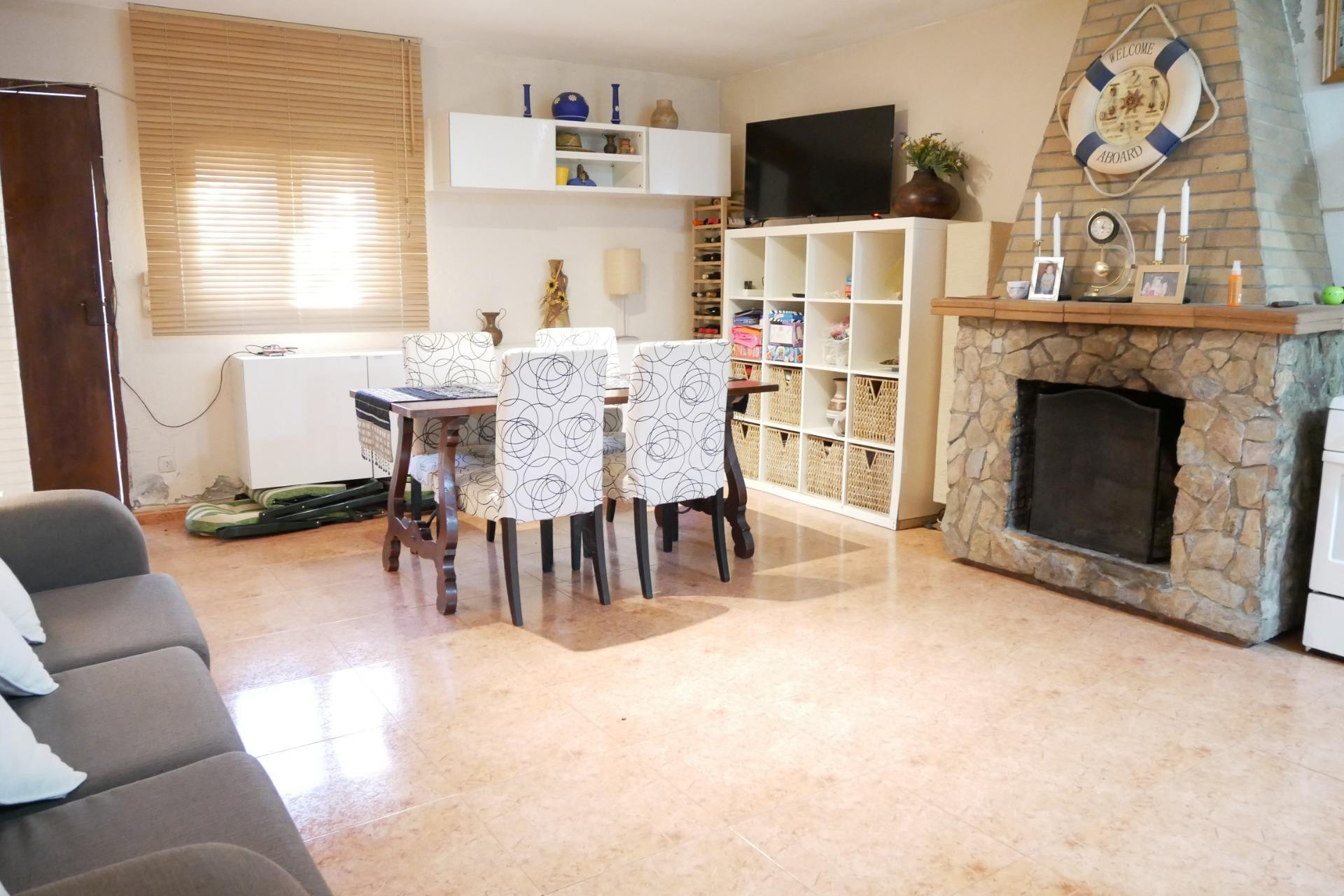 Casa independiente con parcela llana de 620 m2 en Aiguaviva,