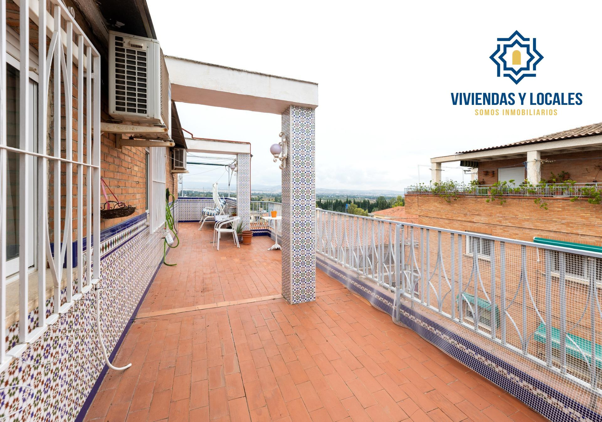 ¡Oportunidad única! Ático de 4 dormitorios y 2 baños con gran terraza frente al Colegio Agustinos (Arabial)