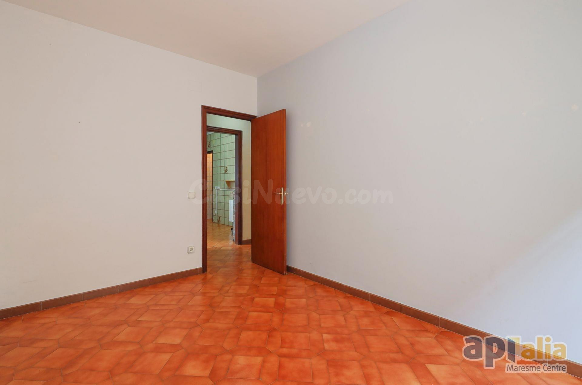 GRAN PISO en BREDA: 4 DORMITORIOS, MUY LUMINOSO y JUNTO al C - foto 5