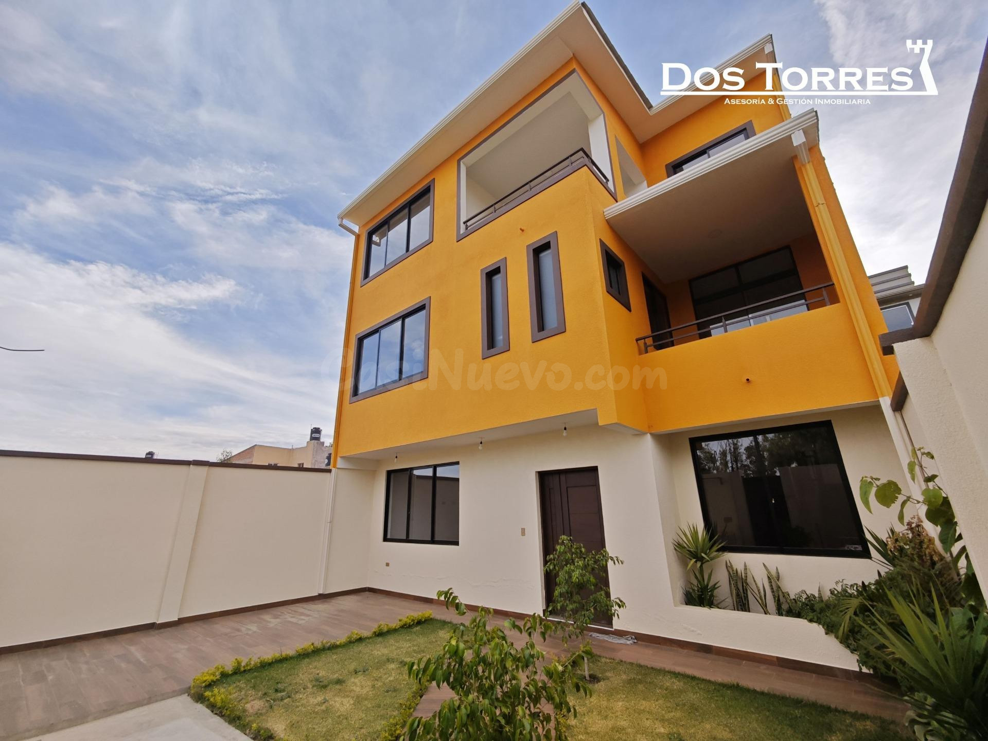 $us.- 129.500 Amplia casa nueva a estrenar, con 4 dormitorios, próximo a 4 esquinas.
