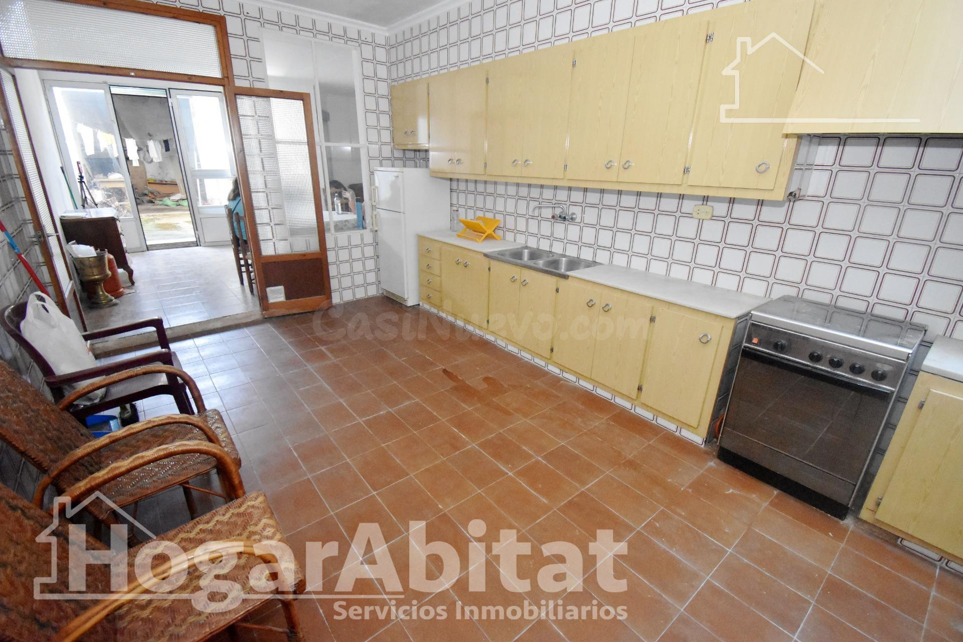 ¡Hazla a tu gusto! Gran casa para reformar con terraza y balcón, cerca del ayuntamiento