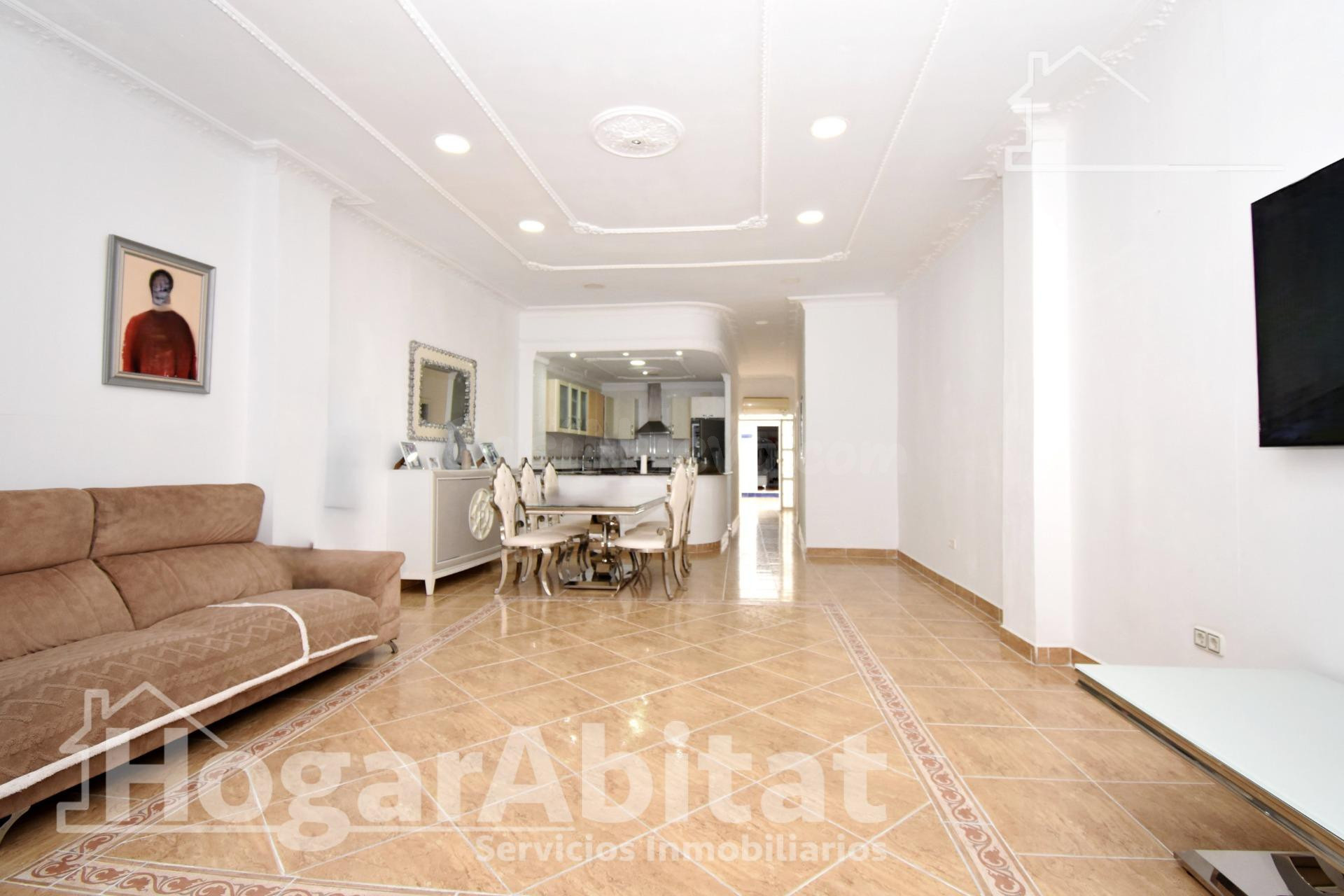 Gran patio privado y excelente ubicación en esta amplia planta baja en El Cabanyal