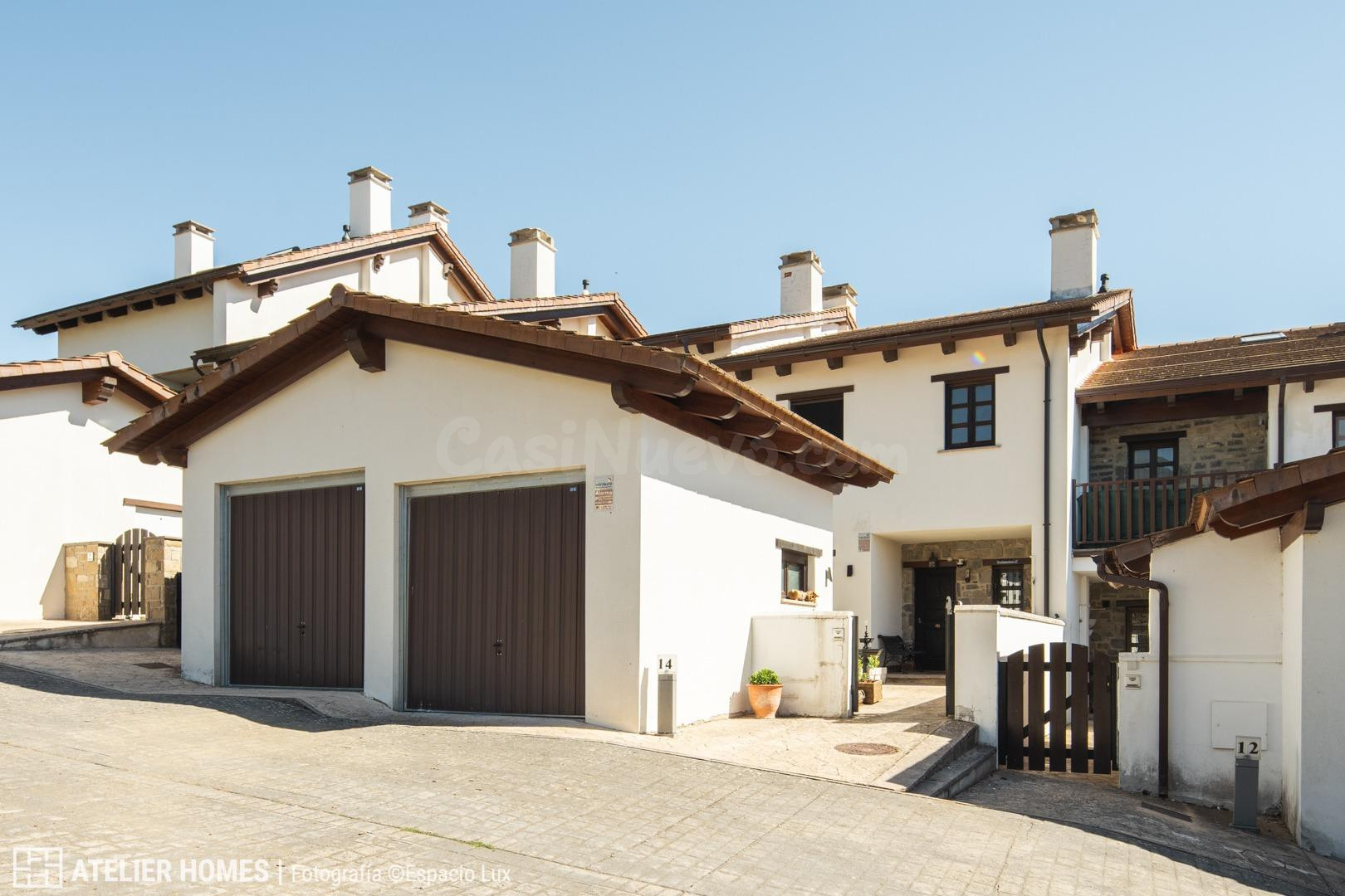 Chalet adosado con jardín y porche acristalado en Urbanizaci