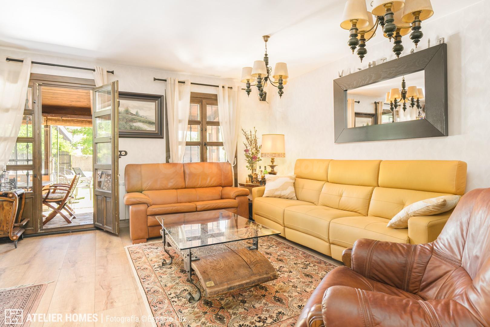 Chalet adosado con jardín y porche acristalado en Urbanizaci - foto 2