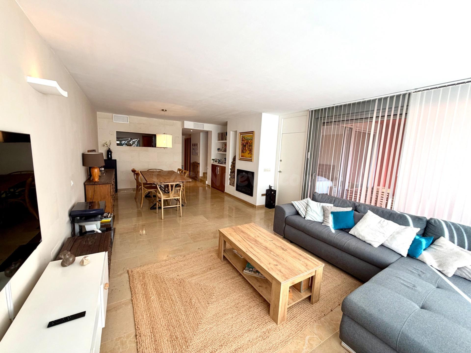 Ático Dúplex Exclusivo con 3 Terrazas, 2 Piscinas y Amplios Espacios