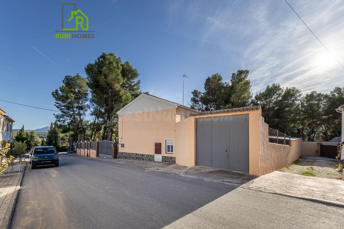 Amplia casa independiente de seis dormitorios a un paso del  - foto 4
