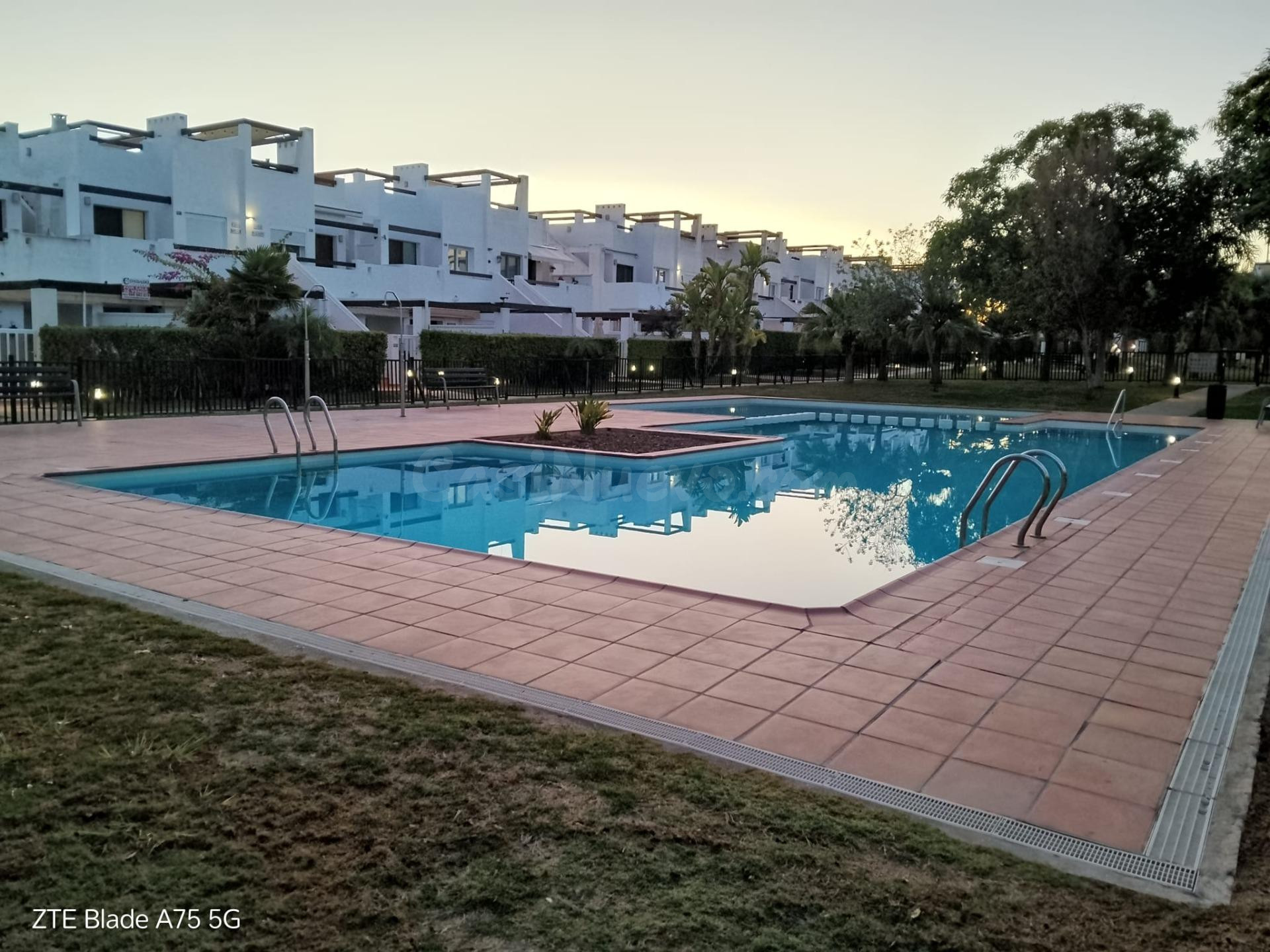 ¡BAJO CON TERRAZA A 5M DE LA PISCINA DE 114m2 en Condado de 