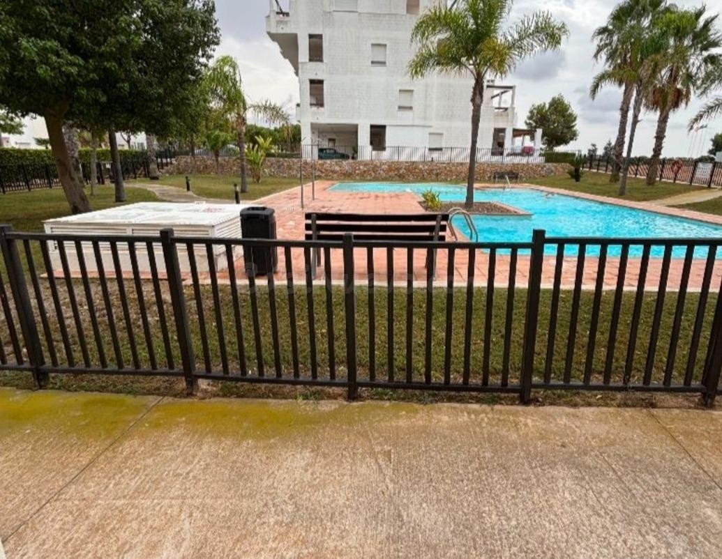 ¡BAJO CON TERRAZA A 5M DE LA PISCINA DE 114m2 en Condado de  - foto 2
