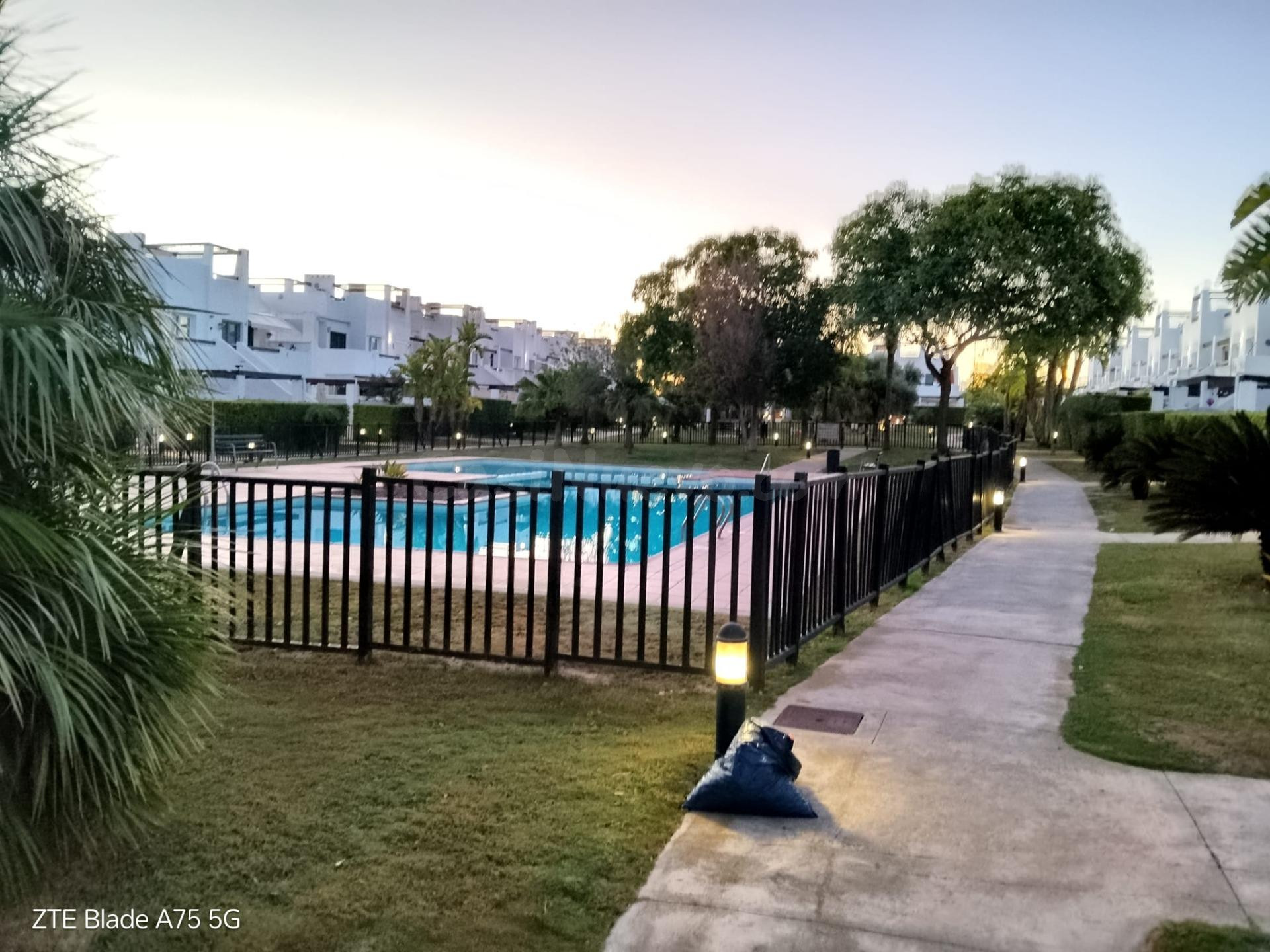¡BAJO CON TERRAZA A 5M DE LA PISCINA DE 114m2 en Condado de  - foto 3