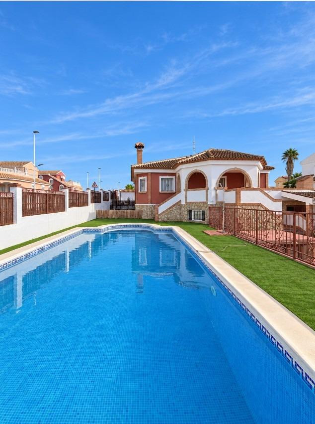 PRECIOSO CHALET CON PISCINA PROPIA EN ALQUILER TODO EL AÑO