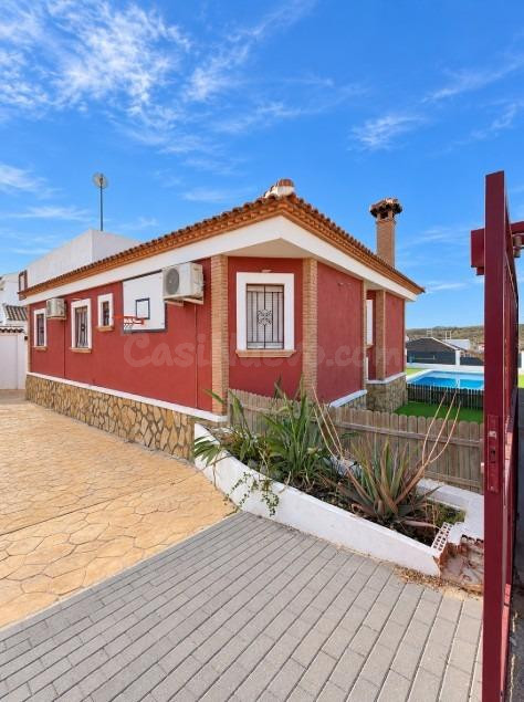 PRECIOSO CHALET CON PISCINA PROPIA EN ALQUILER TODO EL AÑO - foto 2