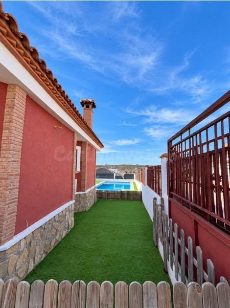 PRECIOSO CHALET CON PISCINA PROPIA EN ALQUILER TODO EL AÑO - foto 3