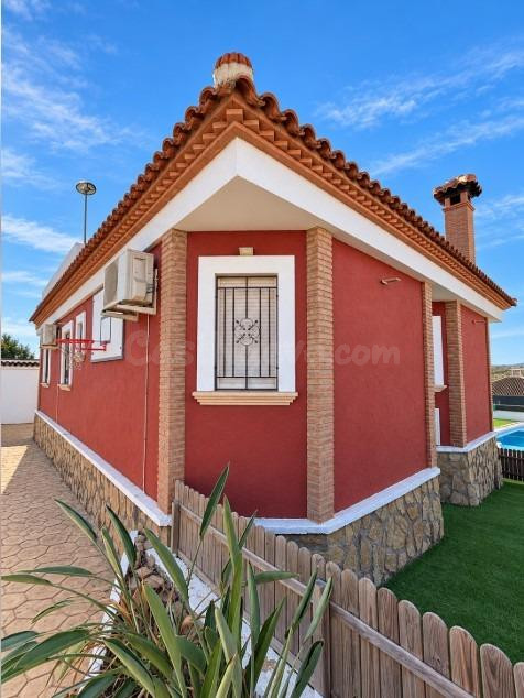 PRECIOSO CHALET CON PISCINA PROPIA EN ALQUILER TODO EL AÑO - foto 4