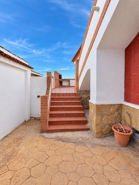 PRECIOSO CHALET CON PISCINA PROPIA EN ALQUILER TODO EL AÑO - foto 5