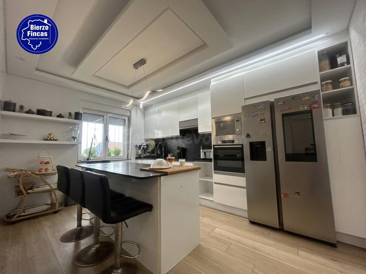 **SE VENDE CASA EN OVIEDO**