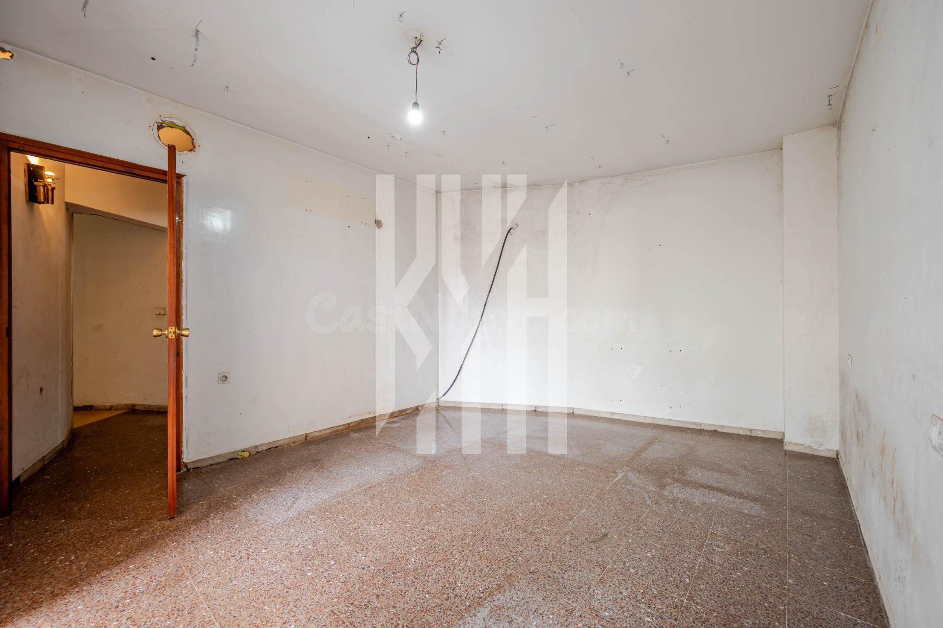 CASA CON LOCAL A REFORMAR EN ANGLÉS - foto 3
