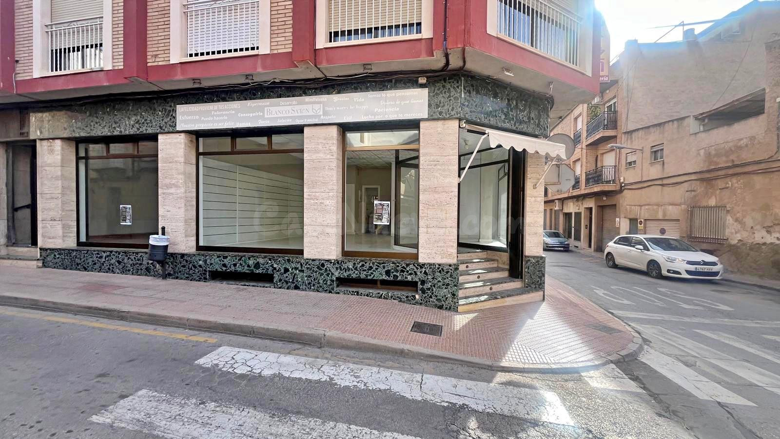 LOCAL COMERCIAL EN ESQUINA EN LA MEJOR ZONA DE TOTANA
