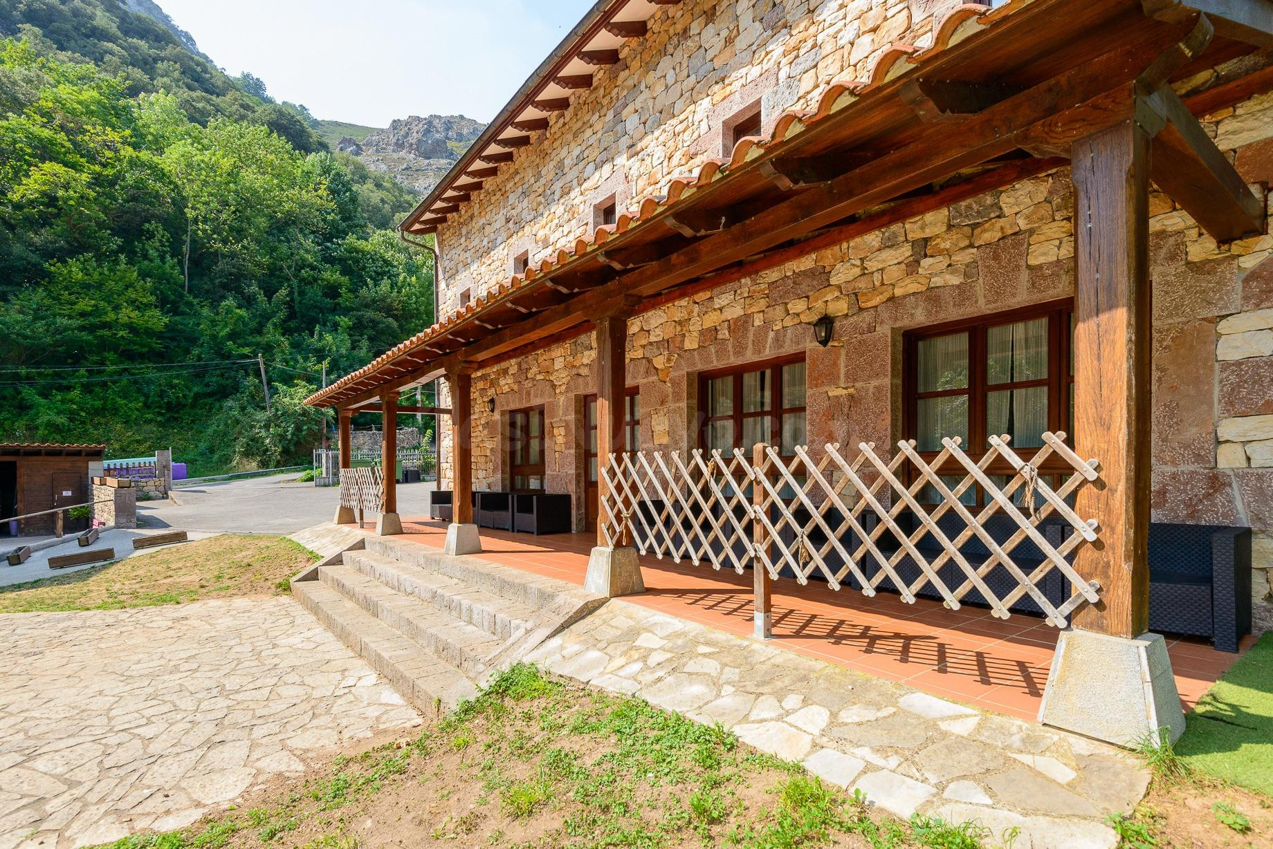 COMPLEJO TURÍSTICO EN VENTA EN CABRALES: 32 habitaciones Y 9
