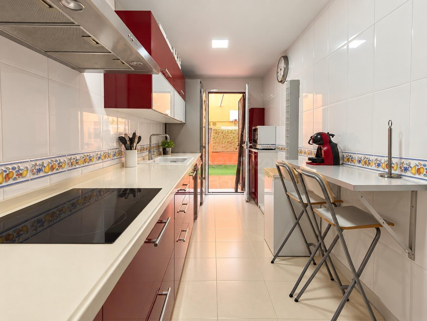 SE VENDE VIVIENDA DE TRES DORMITORIOS, DOS PATIOS PRIVADOS Y - foto 2