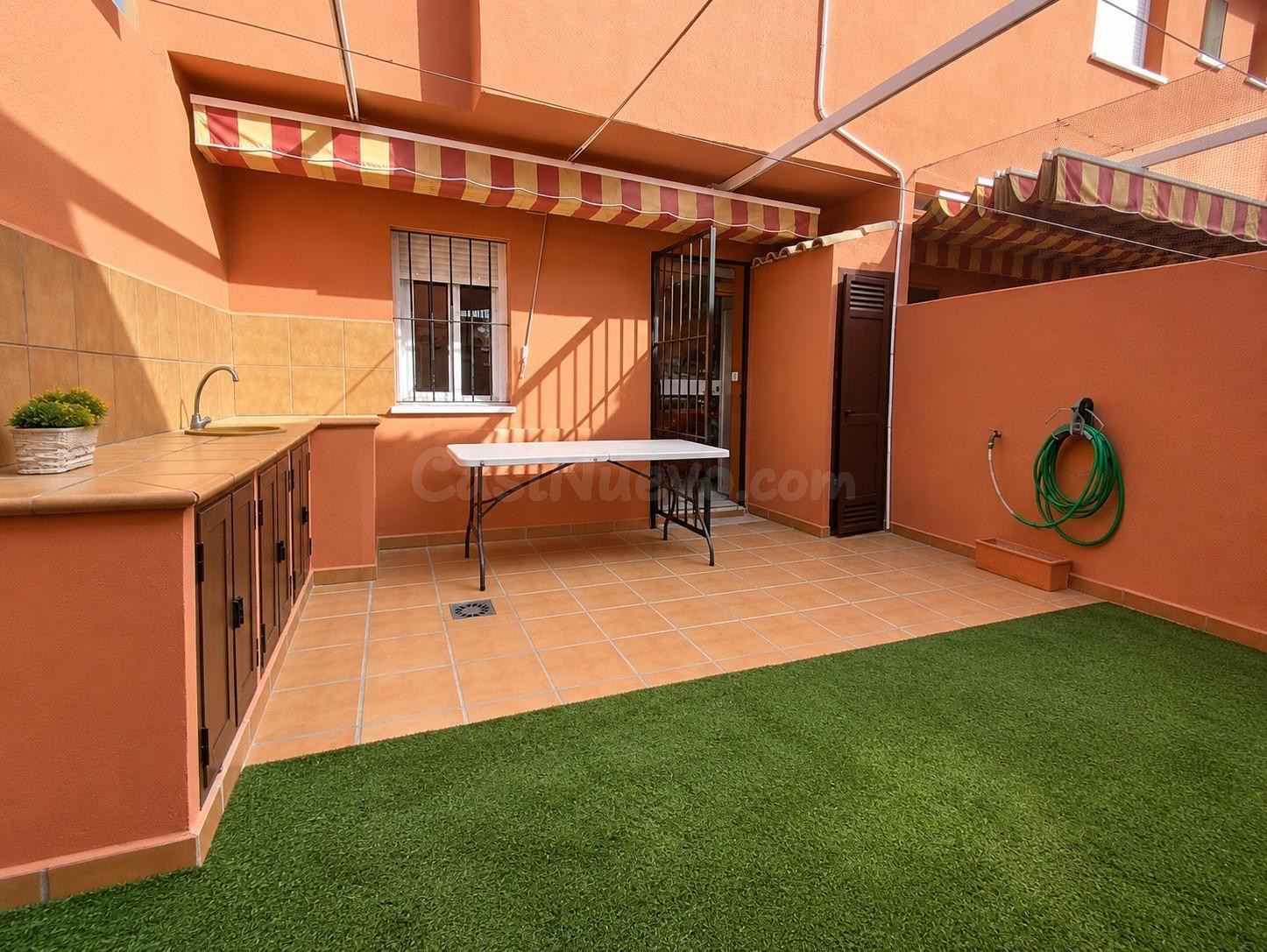 SE VENDE VIVIENDA DE TRES DORMITORIOS, DOS PATIOS PRIVADOS Y - foto 3