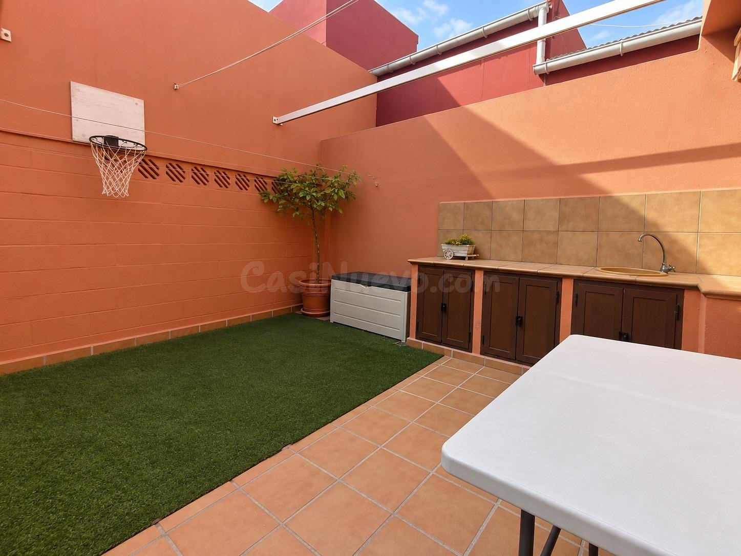 SE VENDE VIVIENDA DE TRES DORMITORIOS, DOS PATIOS PRIVADOS Y - foto 4