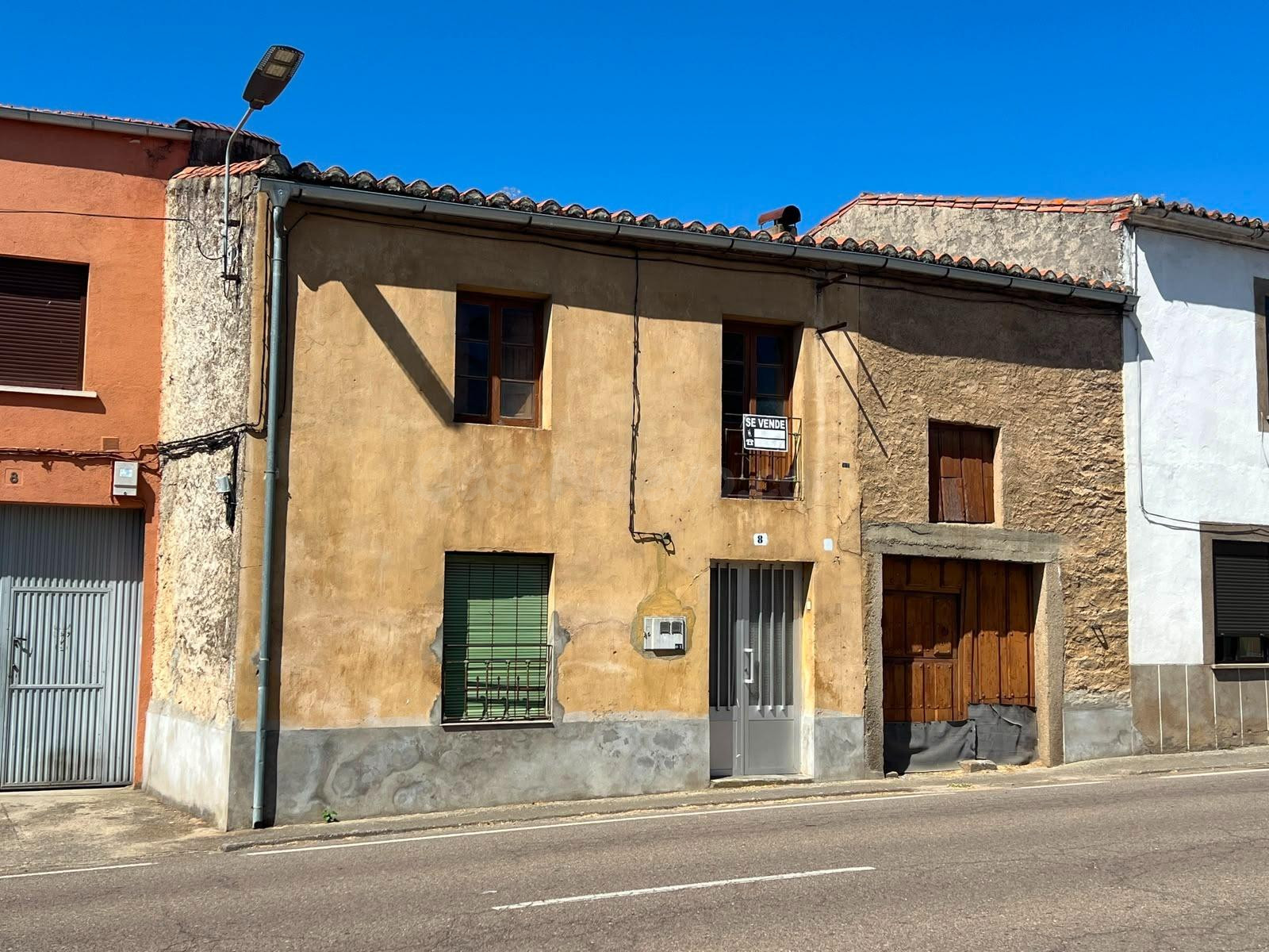 CASA VIEJA  CON TEJADO REFORMADO