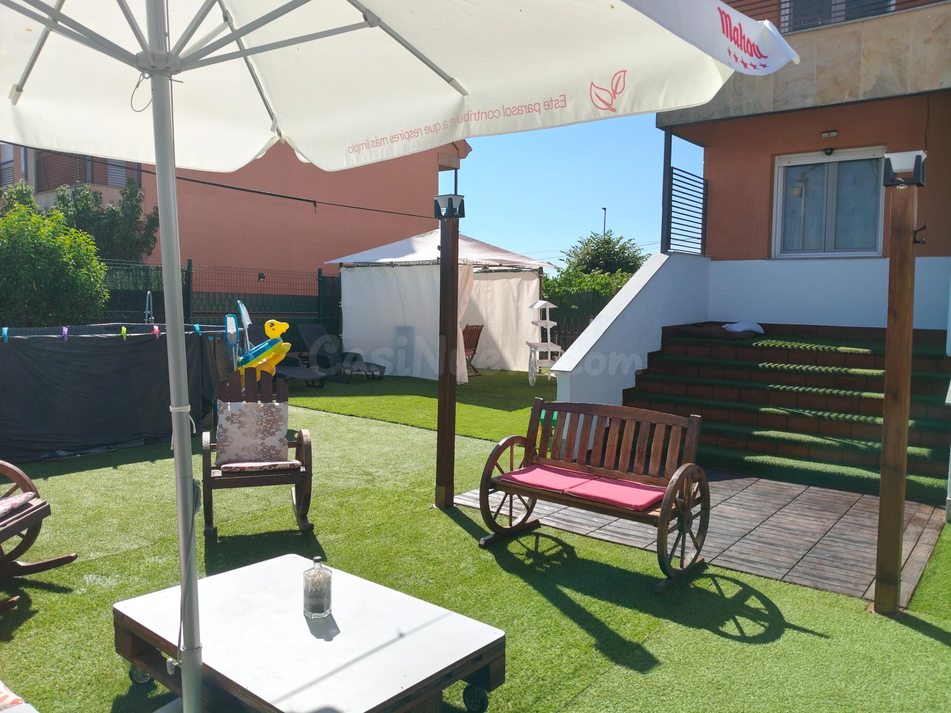 CHALET PAREADO CON JARDIN Y PISCINA - foto 2
