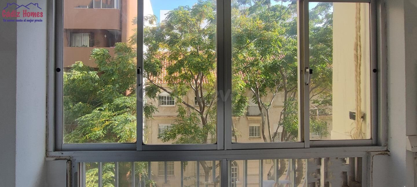 Amplia vivienda en la privilegiada zona de Bahía Blanca.-Cád