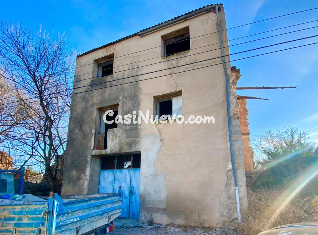 Masía de planta baja y dos pisos en el campo a 5 min del pueblo