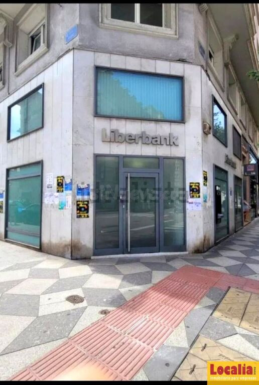 Local de tres niveles muy céntrico en Santander.