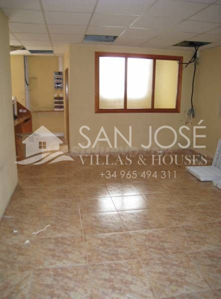 Inmobiliaria San Jose Villas and Houses vende oficina en Aspe
