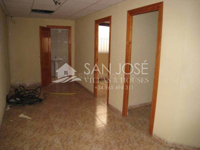 Inmobiliaria San Jose Villas and Houses vende oficina en Asp - foto 4