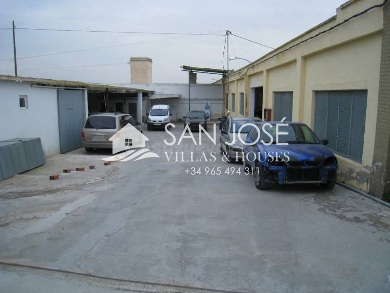 Inmobiliaria San Jose Villas and Houses vende nave industrial en Aspe