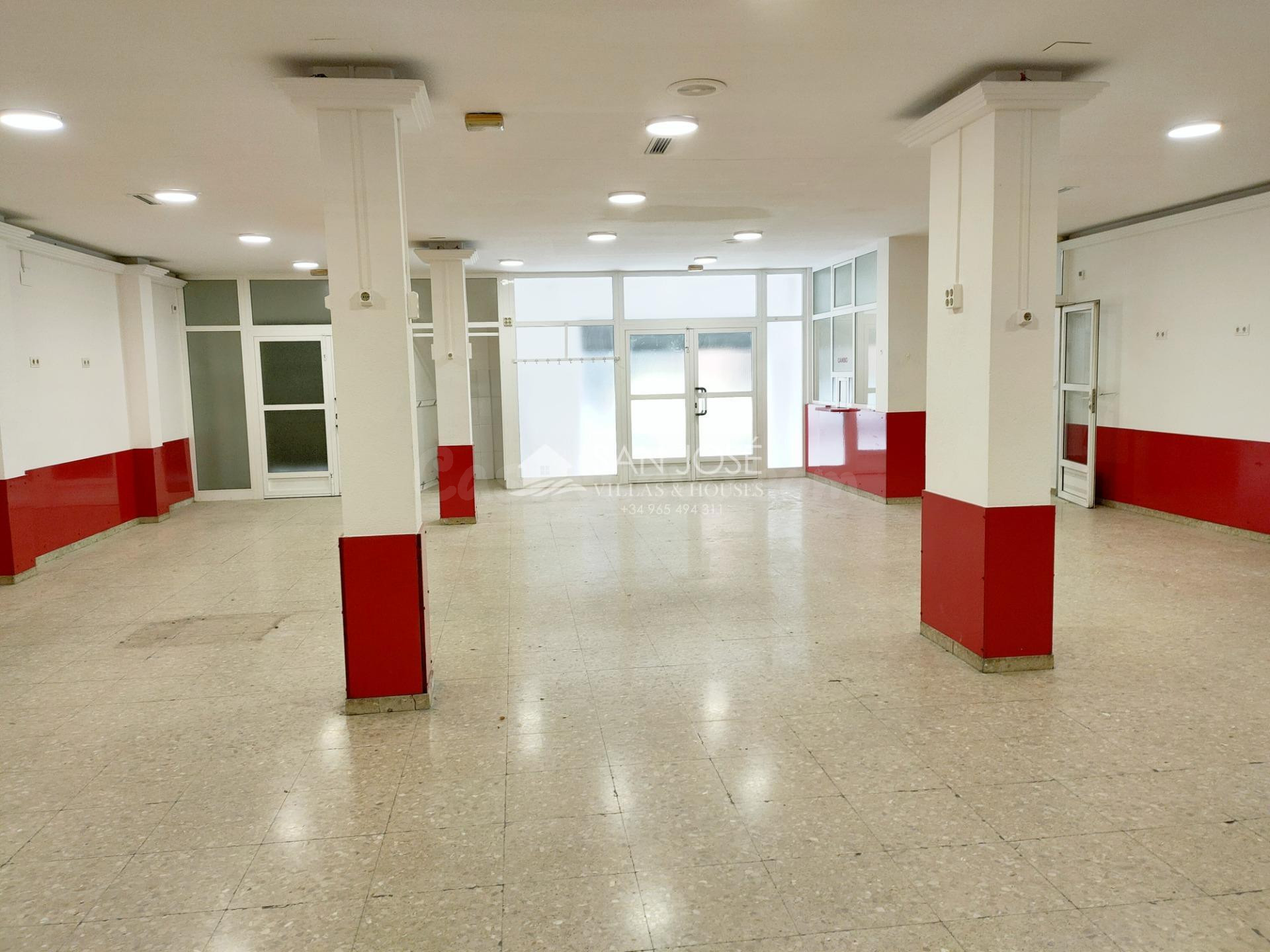 SE ALQUILA LOCAL COMERCIAL AL LADO DE LA PLAZA DE ABASTOS Y PARQUE MUNICIPAL EN ASPE
