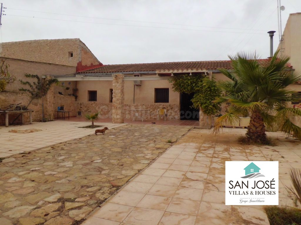 VENTA CASA DE PIEDRA CABALLUSA ( PINOSO) ALICANTE