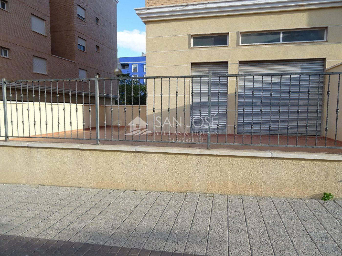 SE VENDE Y ALQUILA LOCAL COMERCIAL PARA REFORMAR CON LAS CON