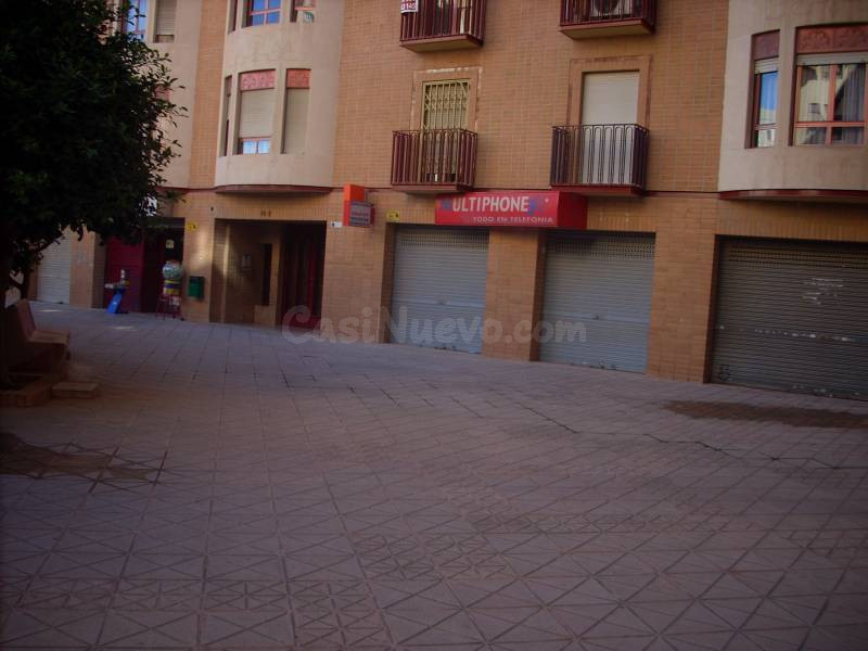 SE VENDE LOCAL FRENTE HOSPITAL DE ALICANTE , REFORMADO , ESCAPARATE