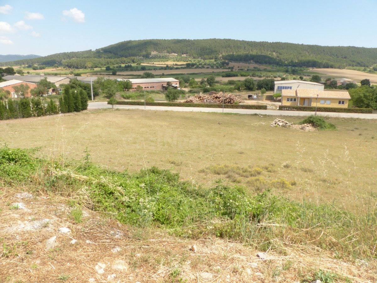 SOLAR PARA USO INDUSTRIAL/RESIDENCIAL DE 3.098 M2 EN NUCLEO URBANO POR 180.000 EUR.