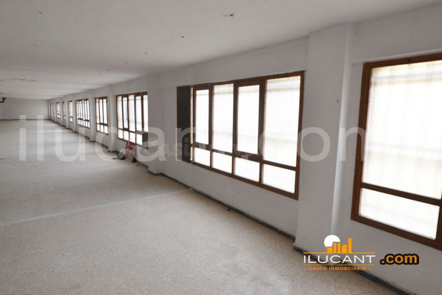 Local 700 m2